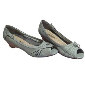 ✨ Tender Tootsies Peep-Toe Wedge Heels – Taupe/Army Green | Size 8 ✨